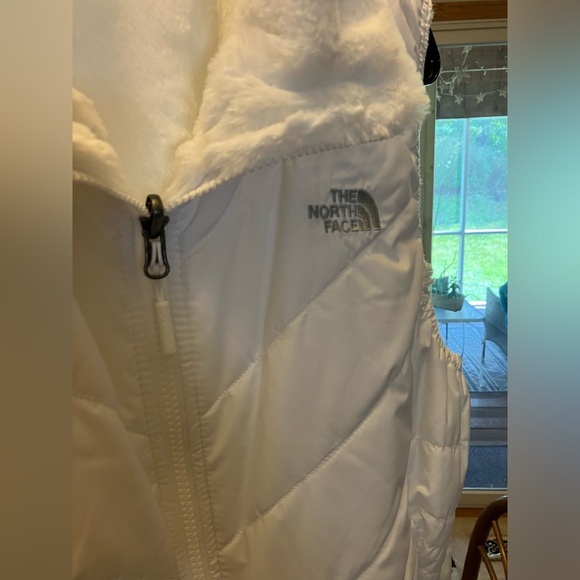 $140 The North Face Mossbud Reversible White Vest. Like new condition. Size XL. - Picture 2 of 13